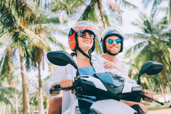 Happy Uśmiechnięta Para Podróżujących Skuterze Motocyklowym Kaskach Bezpieczeństwa Podczas Tropikalnych — Zdjęcie stockowe