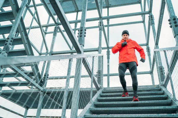 Gülümseyen Koşucu Kışın Soğuk Kış Gününde Büyük Çelik Endüstriyel Merdivenlerden — Stok fotoğraf