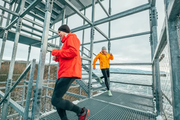Zwei Fröhlich Lächelnde Helle Sportlich Gekleidete Männer Laufen Über Riesige — Stockfoto