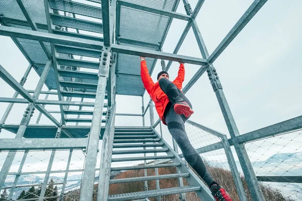 Homem Apto Vestido Com Roupas Esportivas Vermelhas Brilhantes Tênis Corrida — Fotografia de Stock