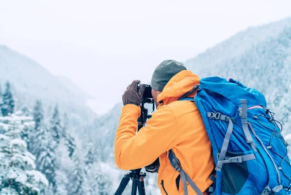 Fotógrafo Vestido Chaqueta Softshell Naranja Con Mochila Haciendo Una Sesión — Foto de Stock