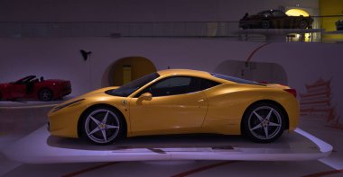 Modena, İtalya - 14 Temmuz 2021: Sarı yarış Ferrari 458 model İtalyan spor arabası Museo Casa Enzo Ferrari, İtalya 'da koyu renk bir hangarda.