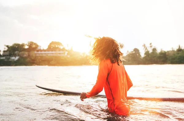 Svart Långhårig Tonåring Med Surfbräda Redo För Surfing Han Går — Stockfoto