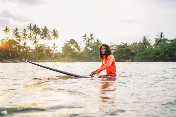 Svart Långhårig Tonåring Som Flyter Lång Surfbräda Och Väntar Våg — Stockfoto