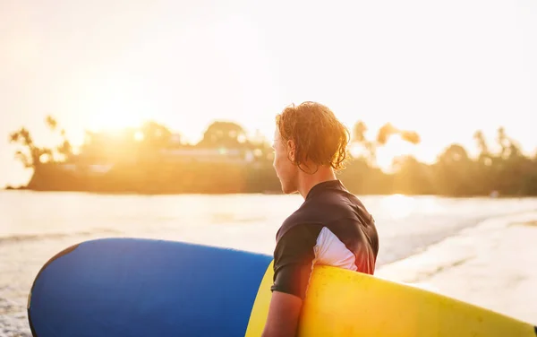 Jovem Adolescente Com Prancha Colorida Para Mar Para Surf Ele — Fotografia de Stock