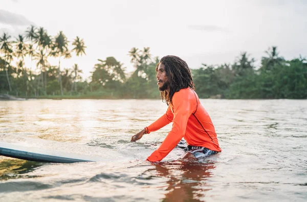 Svart Långhårig Tonåring Som Flyter Lång Surfbräda Och Väntar Våg — Stockfoto