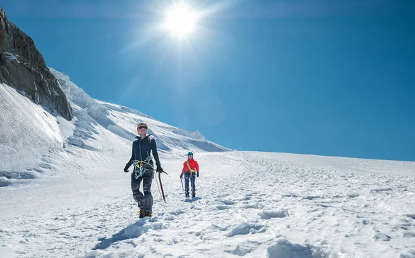2人の笑っている若い女性モンブラン タクル山頂を下るロープチーム4248Mは 雪の斜面を歩く氷の斧で登山服を着ていた 人々極端な活動スポーティなコンセプトイメージ — ストック写真