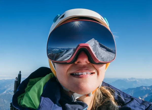 絵のように美しいアルパインの山々を背景に モンブラン4810Mの安全なスキーヘルメットとゴーグルで女性の肖像画を笑顔高高度の登山家 アクティブスポーティな人々と成功のコンセプトイメージ — ストック写真