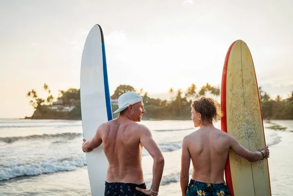 Padre Con Hijo Adolescente Pie Con Tablas Surf Playa Arena — Foto de Stock
