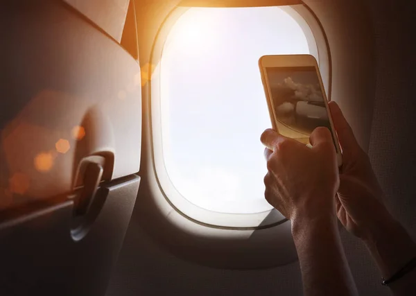 Жінка Використовує Свій Смартфон Фотографування Хмар Авіаційного Двигуна Через Отвір — стокове фото