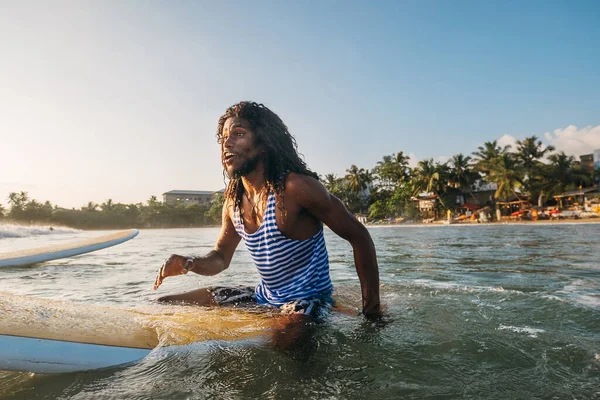 Svart Långhårig Tonåring Porträtt Flyter Lång Surfbräda Ärmlös Telnyashka Väntar — Stockfoto