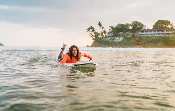 Hombre Negro Pelo Largo Remando Una Larga Tabla Surf Hasta — Foto de Stock