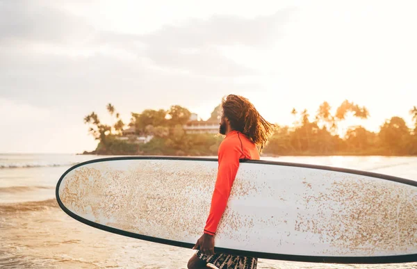 Preto Cabelos Compridos Adolescente Com Uma Prancha Surf Encerado Pronto — Fotografia de Stock