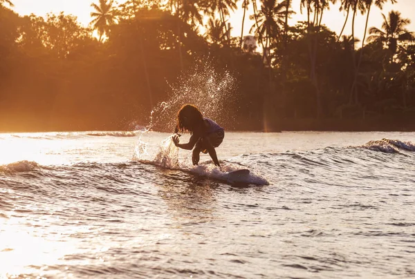 Preto Cabelos Compridos Adolescente Silhueta Montando Uma Prancha Surf Longo — Fotografia de Stock