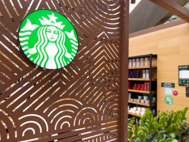 Zilina, Slovakya - 2 Şubat 2022: Starbucks yeşil logosu çift kuyruklu deniz kızı veya Yunan mitolojisi dünyasının Zilina, Slovakya 'daki en büyük kafe zinciri mağazasında bilinen siren.