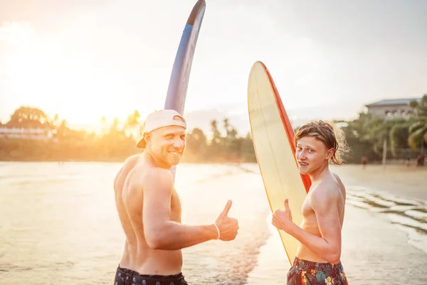 Pai Com Filho Adolescente Com Pranchas Surf Praia Oceano Arenoso — Fotografia de Stock