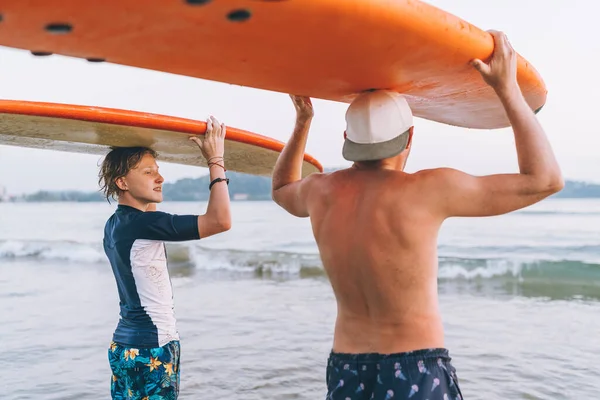 Adolescent Avec Son Père Avec Des Planches Surf Sur Tête — Photo