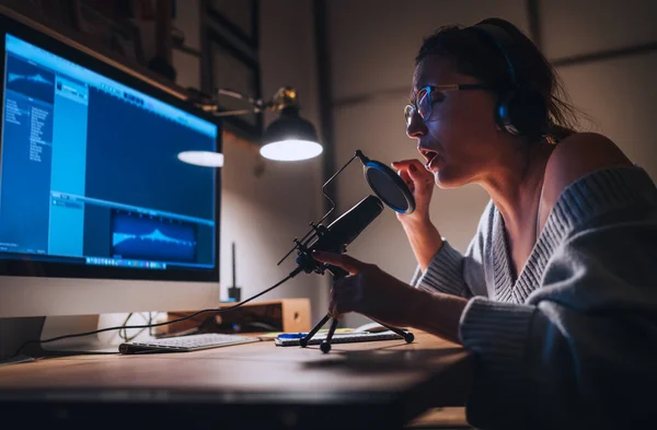 Egy Fiatal Fejhallgatóval Hangfelvételt Készít Mikrofonnal Popszűrővel Asztali Számítógéppel Home — Stock Fotó