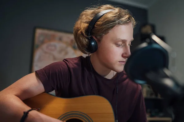 Estudio Sonido Casa Joven Adolescente Retrato Tocando Guitarra Los Auriculares — Foto de Stock