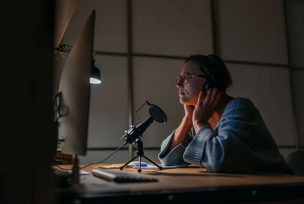 Una Mujer Mediana Edad Con Auriculares Cerró Los Ojos Disfrutó — Foto de Stock