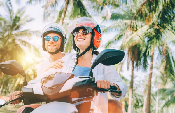 Счастливая Улыбающаяся Пара Путешественников Мотоцикле Защитных Шлемах Время Тропического Отдыха — стоковое фото