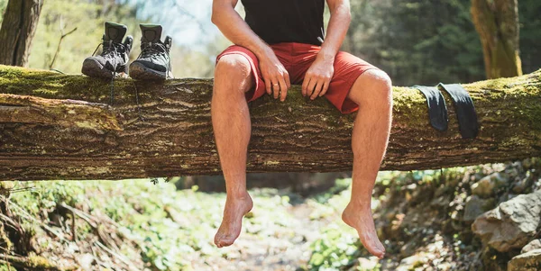 Hombre Sentado Tronco Árbol Caído Sobre Río Bosque Montaña Mientras — Foto de Stock