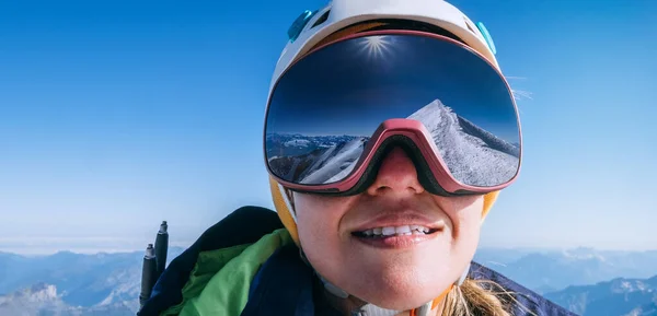 絵のように美しいアルパインの山々を背景に モンブラン4810Mの安全なスキーヘルメットとゴーグルで女性の肖像画を笑顔高高度の登山家 アクティブスポーティな人々と成功のコンセプトイメージ — ストック写真