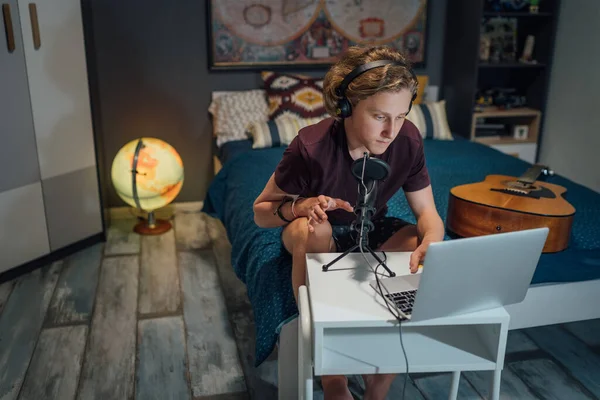 Estudio Sonido Doméstico Retrato Adolescente Joven Usando Computadora Portátil Auriculares —  Fotos de Stock