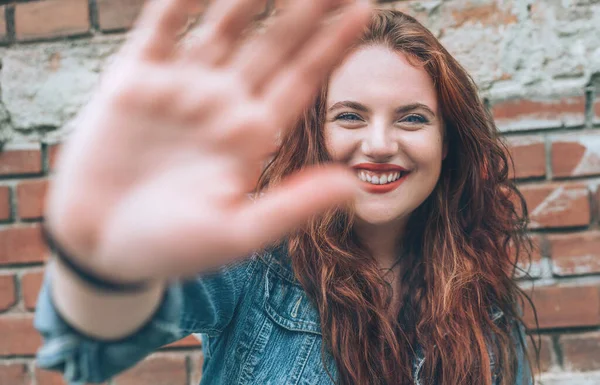 Fashion Portret Van Oprecht Glimlachende Rode Gekruld Lang Haar Kaukasische — Stockfoto