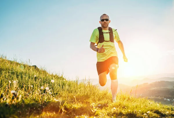 Aktivní Horská Stezka Běžec Oblečený Světlé Tričko Batohem Sportovních Slunečních — Stock fotografie