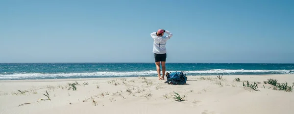 Backpacker Θηλυκό Στην Παραλία Patara Αμμόλοφους Απολαμβάνοντας Τον Άνεμο Της — Φωτογραφία Αρχείου