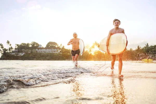 Young Teen Boy Surfboard Walking His Father Ocean Sandy Beach — Φωτογραφία Αρχείου