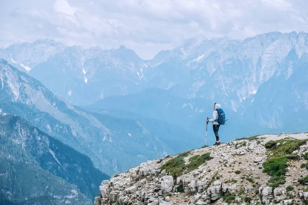 意大利南部蒂罗尔的Tre Cime Lavaredo组附近 一个背着背包 脚踏两极的女远足者在山上欣赏着风景如画的白云石阿尔卑斯山 积极的人与山区概念 — 图库照片