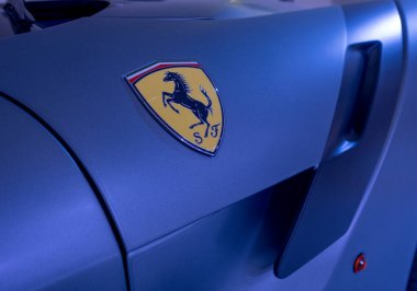 Modena, İtalya - 14 Temmuz 2021: Gri Ferrari F12TDF Tour de France modeli İtalyan spor otomobil kanadı Modena Casa Enzo Ferrari, İtalya.