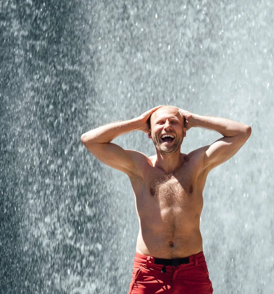 Topless Skrattar Uppriktigt Man Som Står Berget Flodfallet Och Njuter — Stockfoto