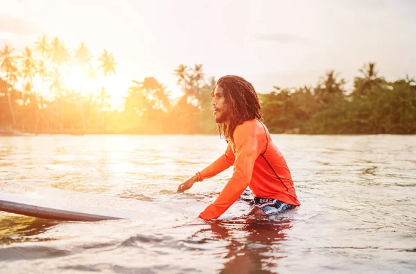 Чорний Довгошерстий Підліток Плаває Довгій Дошці Серфінгу Чекаючи Коли Хвиля — стокове фото
