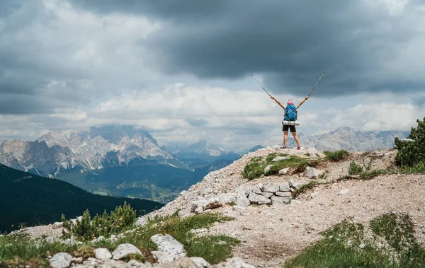 意大利南蒂罗尔特雷西梅迪拉瓦雷多地层附近 背负着背包的女远足者举着远足杆站在风景如画的白云石阿尔卑斯山边 积极的人与山区概念 — 图库照片