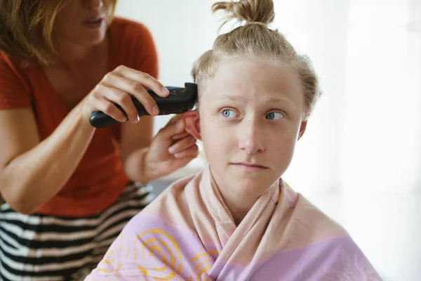 Mother Trimming Her Son Hairs Making Modern Hairstyle Using Electric — Stock Photo, Image