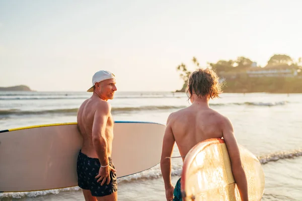 Adolescente Com Prancha Surf Para Mar Para Surfar Com Pai — Fotografia de Stock