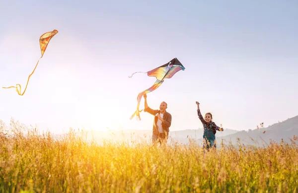 Sommar Utomhus Foto Leende Far Med Dotter Som Släpper Färgglada — Stockfoto