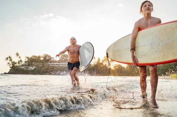 Jeune Adolescent Avec Une Planche Surf Marchant Avec Son Père — Photo
