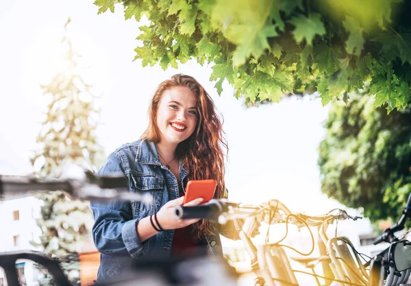 Portret Van Glimlachen Camera Rood Krullend Haar Kaukasische Tiener Meisje — Stockfoto