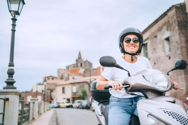 Mulher Alegremente Sorridente Capacete Óculos Sol Rápido Montando Moto Scooter — Fotografia de Stock