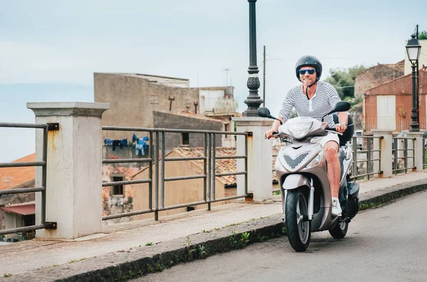 Homem Alegremente Sorridente Capacete Óculos Sol Rápido Montando Moto Scooter — Fotografia de Stock