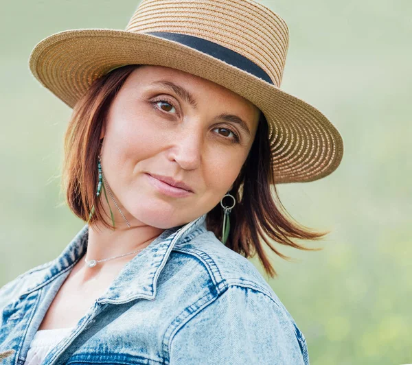 Portrait Middle Aged Smiling Woman Looking Camera She Dressed Jeans — Stock Photo, Image