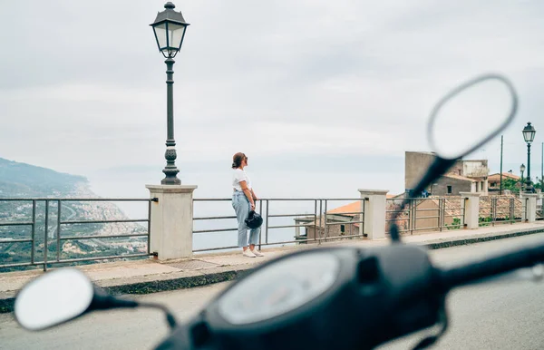 Γυναίκα Έχουν Moto Σκούτερ Ιππασίας Διάλειμμα Γυναίκα Στέκεται Στο Forza — Φωτογραφία Αρχείου