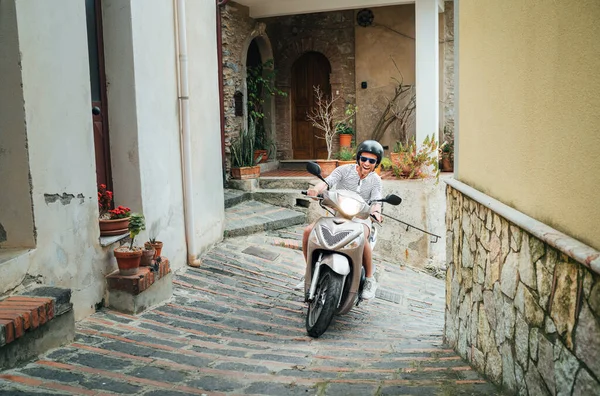 Homem Alegremente Sorrindo Capacete Óculos Sol Montando Scooter Motor Nas — Fotografia de Stock