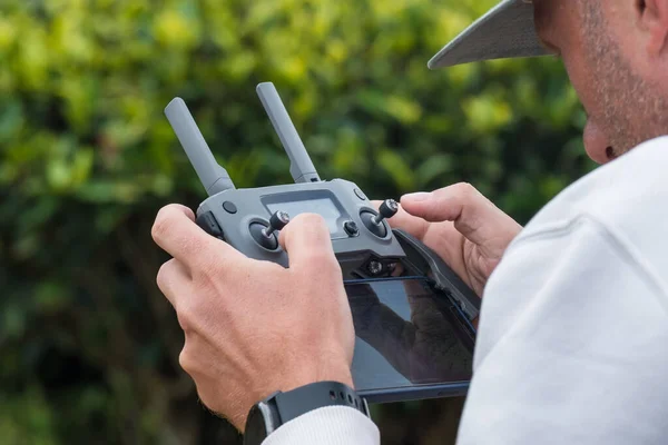 Homme Utilisant Une Télécommande Pour Les Vidéos Vol Tournage Drones — Photo