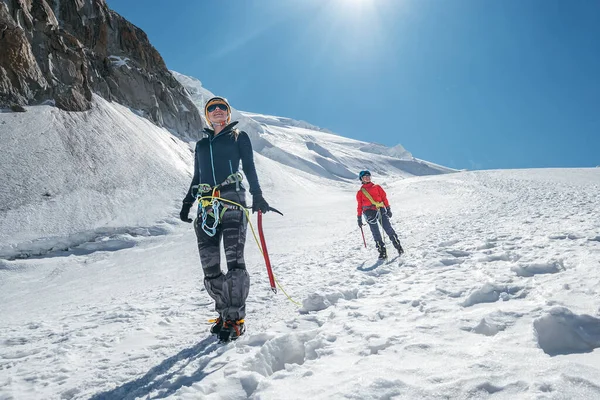 Twee Lachende Jonge Vrouwen Touw Team Dalende Mont Blanc Tacul — Stockfoto