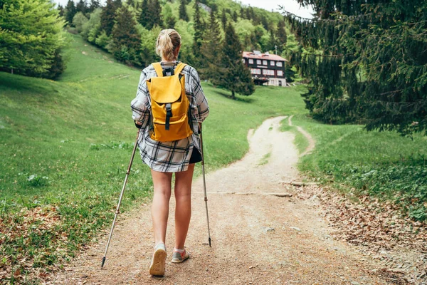 Einsames Weibchen Mit Gelbem Rucksack Wandert Auf Einem Bergpfad Mit — Stockfoto